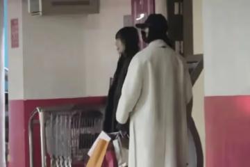 37歲劉亦菲商場逛街被偶遇，穿白色羊絨大衣身姿曼妙窈窕，宛如仙女下凡！