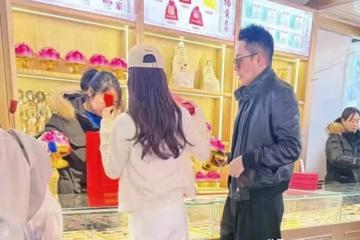 汪小菲夫婦紅螺寺買福袋祈福，疑似求子，深情人設被質疑