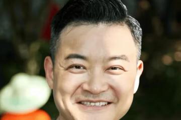 想不到，他是央視知名主持人，31歲因一句話離央視赴美國，如今48歲怎樣了