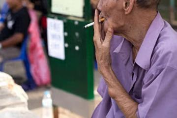 老年人要戒菸嗎？醫生告誡：60歲以後的老人，吸菸牢記「4不吸」
