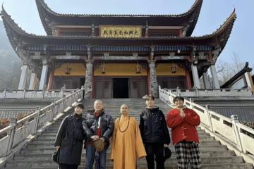 42歲胡歌情人節去九華山朝拜被拍，穿黑色衝鋒衣搭休閒褲仍舊帥氣，生圖狀態略顯滄桑！