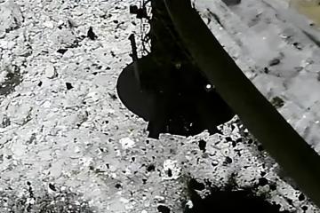 飛躍52億公里登陸小行星採集外星物質,居然發現人造物