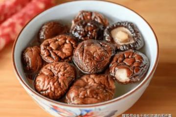 泡發乾香菇,記住不要直接用水泡,教你一招,10分鐘泡軟又乾淨