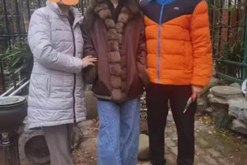 劉亦菲回武漢穿街走巷，穿喇叭牛仔褲，未施粉黛，像個普通大學生