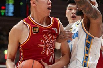100萬獎金！CBA3冠王加時逆轉，104-94：勇奪季軍，全隊開心慶祝