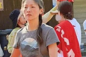 56歲港星吳倩蓮罕見露面，滿頭白髮顯清瘦，扎辮子氣質狀態佳
