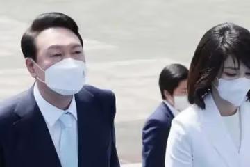 50歲韓國第一夫人美出圈！穿白裙初戀臉不顯老，氣質卻輸給朴槿惠