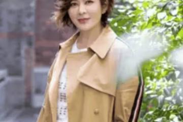 62歲關之琳依然光彩照人，穿風衣+白T恤，美回20歲的自己！