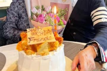 何超瓊連續2年為男友人慶生，緊貼而坐一臉甜笑，相識30年關係好