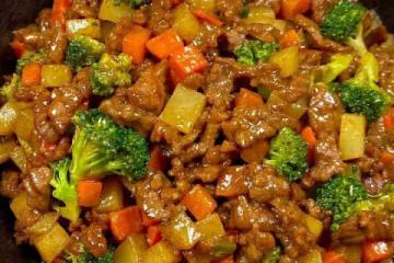 土豆燉牛肉之飯掃光，這樣做也太香了吧，還沒出鍋已是濃香四溢了