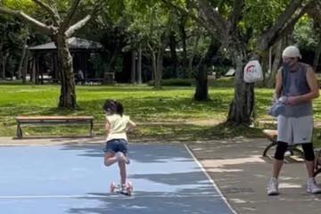 76歲秦漢現身公園，陪4歲孫女玩滑板車，孫女呆萌可愛很像爺爺