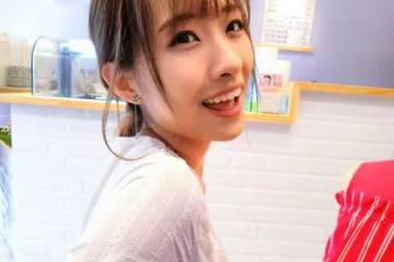 ￼粉絲破8萬，25歲「長腿女神」穿白色比基尼答謝，網友：出寫真