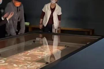 74歲林子祥帶愛妻逛博物館，畫面溫馨恩愛，葉倩文打扮珠光寶氣