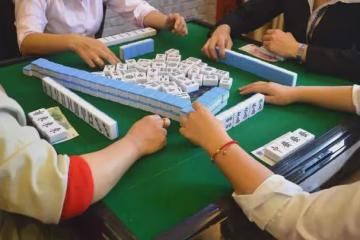 坐月子婆婆成天打麻將，她癱瘓在床，我和女兒報了韓國旅遊團！