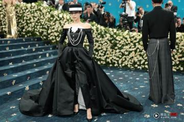 Met Gala／Jennie香肩女王美翻　Lisa「下身失蹤」黑絲襪翹臀全泄
