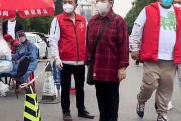 86歲李明啟街邊做核酸被偶遇，背破洞包太樸素，雙手合十感謝醫護