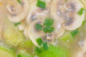 用一種調味料做絲瓜口蘑鮮湯