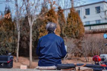 75歲喪偶大爺，用3100元退休金，給自己換了個非同尋常的養老方式