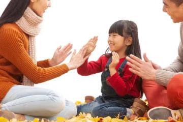 兒媳要辭職帶娃,我反對並拿8000請人帶孫,三年後兒媳說我幫了她。