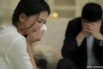 前妻去世後我再婚,半夜見兒子房裡有燈光,推開門後,我紅了眼眶