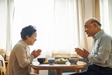我退休金3600，親家母生日無意聽到兒子的話，我改變晚年養老模式