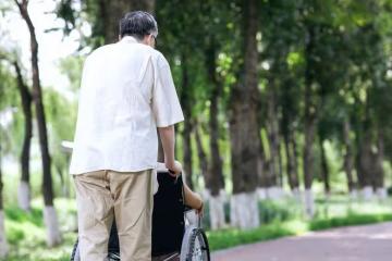 我62歲,照顧癱瘓母親4年,明白了3個殘酷道理,給大家提個醒