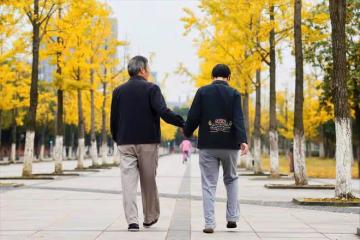 我62歲才明白：獨生女家庭，不能對女婿太好，終究是難養熟的外人