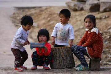 二姐回娘家照顧癱瘓父親10年，可父親臨終前，卻把全部家產給了我