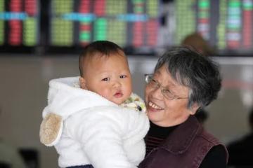 憑什麼外婆帶大的孩子,卻要多孝順奶奶?丈夫的教育觀讓我很反感