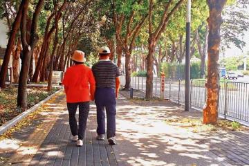 退休多年後，我才明白：晚年幸不幸福，和子女的工作婚姻關係很大