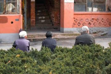 建議一些收入偏低的老人，過了70歲，可以賣掉老房換小房子養老