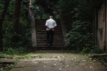 參加了一位同事的葬禮後,我跟兒子交代:以後別給我辦喪和買墓地