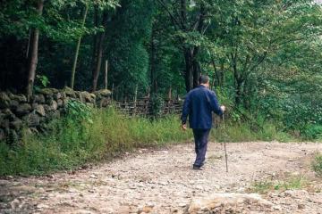 60歲回老家住了半個月才發現:農村環境再好,我們也回不去了