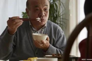 大爺：她漂亮有錢主動跟我搭夥，兩周不到我果斷分手，勸她守規矩