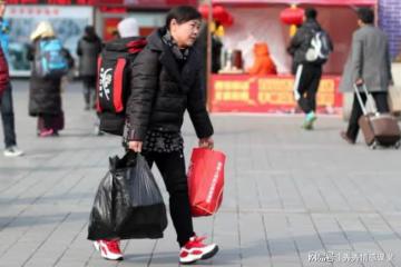 42歲留守婦女傾訴：村莊裡光棍成群，卻看不上帶男孩的二婚女