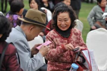 60歲阿姨：給我30萬彩禮，馬上跟你領證，72歲大爺：想太多