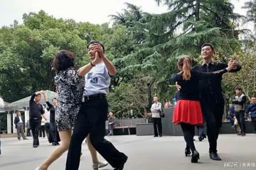 大媽跳交誼舞徹夜未歸,早上回家見滿屋親戚,大爺冷笑:商量離婚