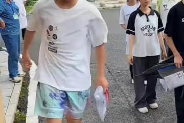 淚目！男生胸前貼媽媽的照片參加高考，考完來到媽媽墓前下跪磕頭