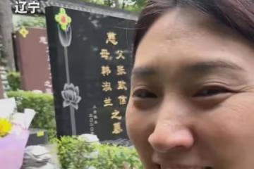 淚目!倆女孩在已故閨蜜墳前嘮嗑:爭取多活36年,把你那份活回來