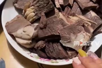 女子分享媽媽冷藏已久的「寶貝」:前年的驢肉,元旦的排骨,雞鴨