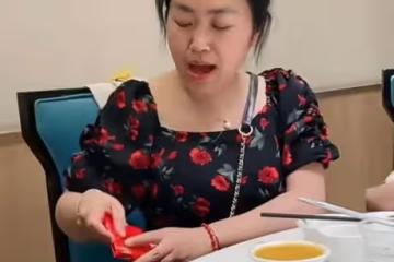 婆婆生日,大姑姐給她紅包,婆婆順手給兒媳婦,網友:好意思接?