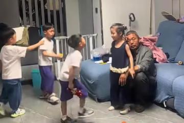 爺爺獨自在家看四個孩子，一臉生無可戀，爺爺：還不如在家割麥子