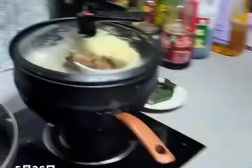 淚目!媽媽每天工作很晚下班,13歲女兒放學後變著花樣給她做飯吃