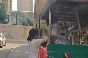 太痴情！情侶在一起九年，女孩不想再異地，來到男友所在城市擺攤