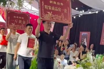 女子婚禮現場,弟弟們上台送豪華嫁妝,網友:這是娘家人給的底氣