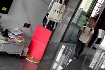 男孩考試沒發揮好，回到家見媽媽就跪下：成績雖36，情商卻100分