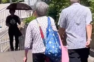 女子記錄公婆出門日常，婆婆拿大包小包跟在身後，公公空手走前面