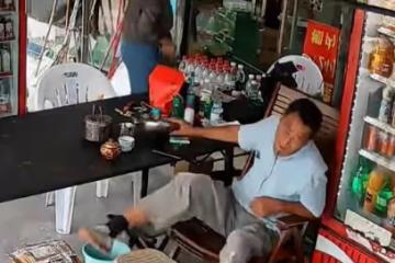 夫妻倆前天拌嘴,隔天妻子下班做好餃子端給丈夫,卻被他打翻在地