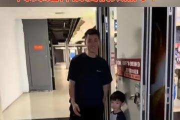 男子八年如一日接老婆下班，從一個人到帶著兒子，網友：太甜蜜了
