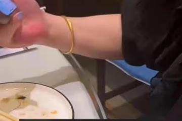 女子和閨蜜聚餐，發現他們都戴著金手鐲，女子自嘲：難道是我不配